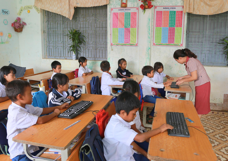 Tiết Tin học tại điểm trường Húc Thượng, xã Húc, huyện Hướng Hóa.