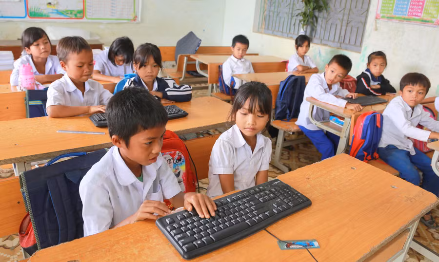 Chưa có máy tính nên học sinh tại Trường Tiểu học Húc - điểm trường Húc Thượng chỉ làm quen với bàn phím.