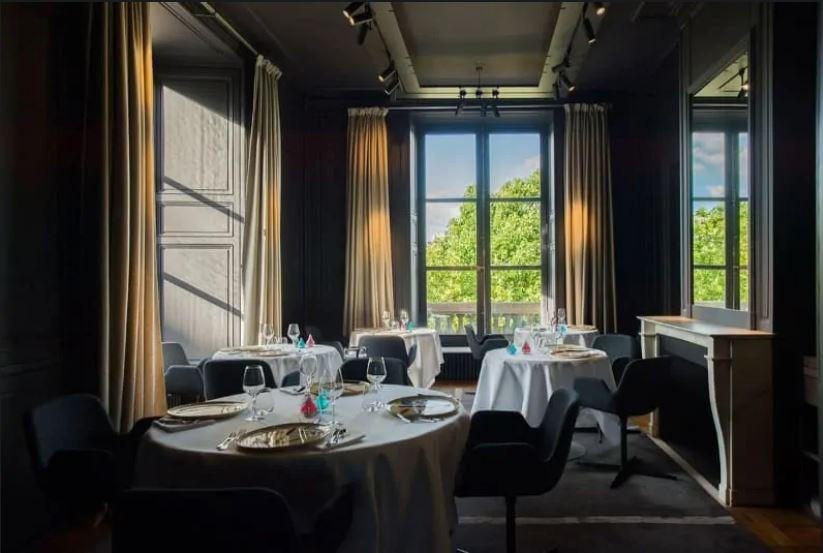 Mức giá cho một bữa ăn tại Guy Savoy rơi vào khoảng 385-626 USD/người. Ảnh: Wealthy Gorilla.