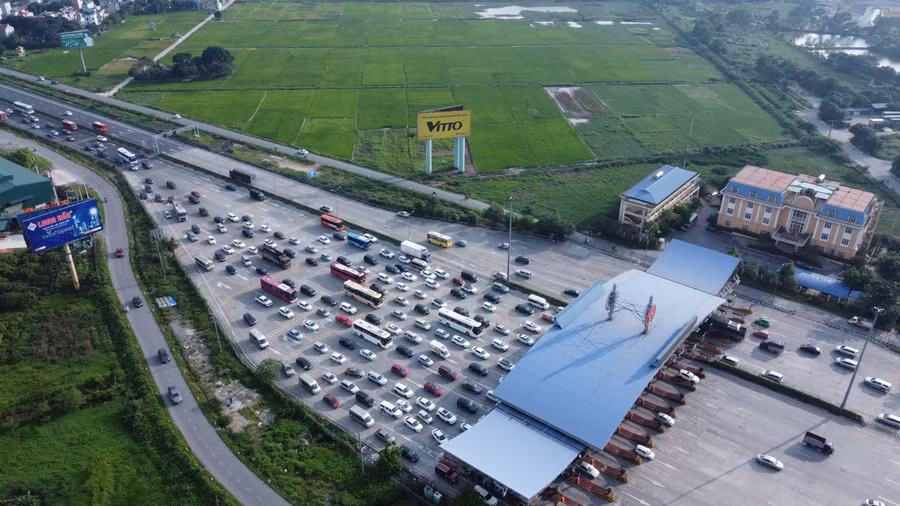 Tại trạm thu phí Pháp Vân - Cầu Giẽ, càng về chiều muộn lượng phương tiện đổ về càng đông.