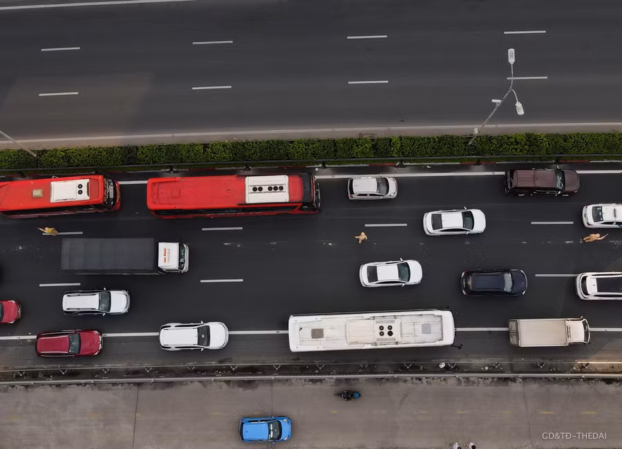 Lực lượng CSGT đã chia làm 8 chốt để phân luồng giao thông nhằm giảm thiểu ùn tắc.