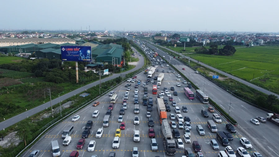 Tại trạm thu phí Pháp Vân - Cầu Giẽ, các phương tiện nối đuôi nhau kéo dài hàng km.