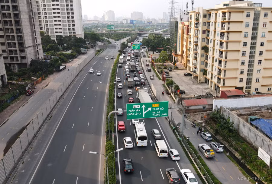 Điểm cuối của cao tốc hướng vào nội thành cũng ùn tắc do lượng lớn xe đổ về.