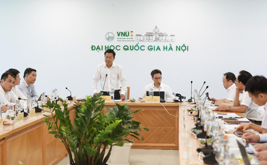 Giám đốc ĐHQGHN Lê Quân báo cáo với đoàn công tác. Giám đốc ĐHQGHN Lê Quân báo cáo với đoàn công tác.