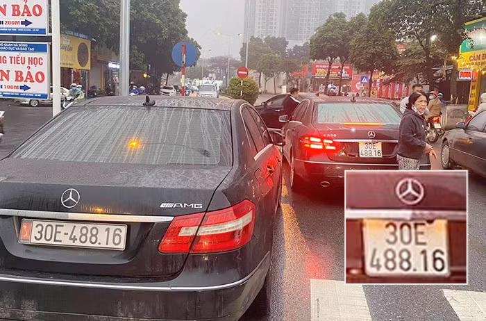 Hai chiếc xe Mercedes biển số giống nhau bất ngờ "hội ngộ" trên phố.