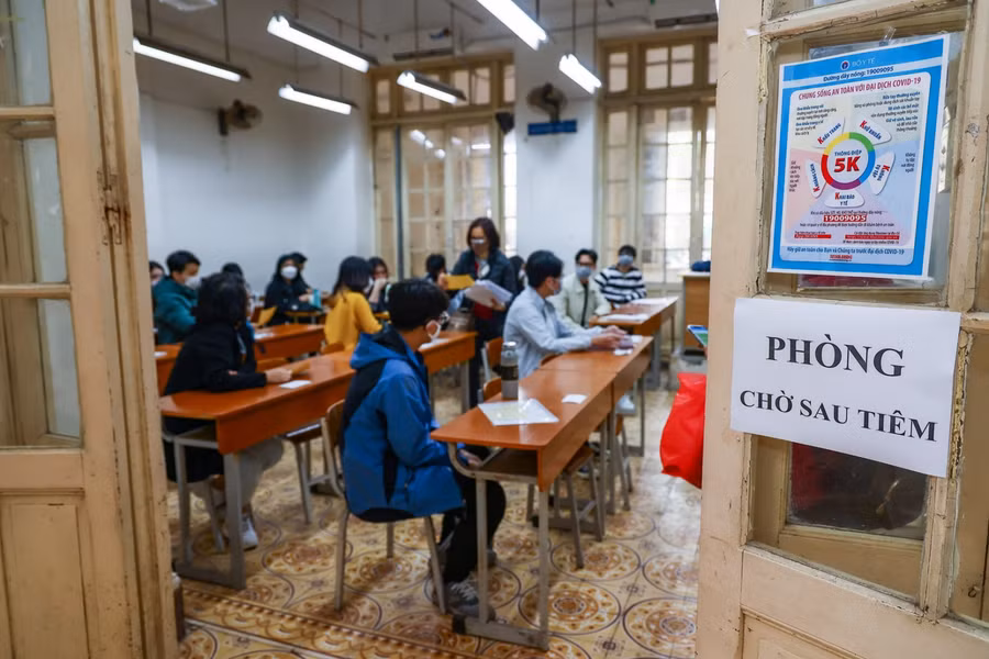 Sau khi tiêm, học sinh sẽ di chuyển sang phòng chờ, sau 30p theo dõi sẽ được ra về.