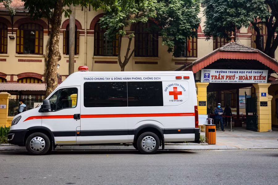 Bên cạnh đó, xe cấp cứu luôn túc trực bên ngoài để sẵn sàng trong mọi trường hợp xảy ra trong quá trình tiêm vắc xin.