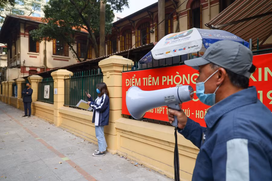 Ngoài cổng trường, luôn có lực lượng để nhắc nhở phụ huynh, học sinh tuân thủ đúng 5K.