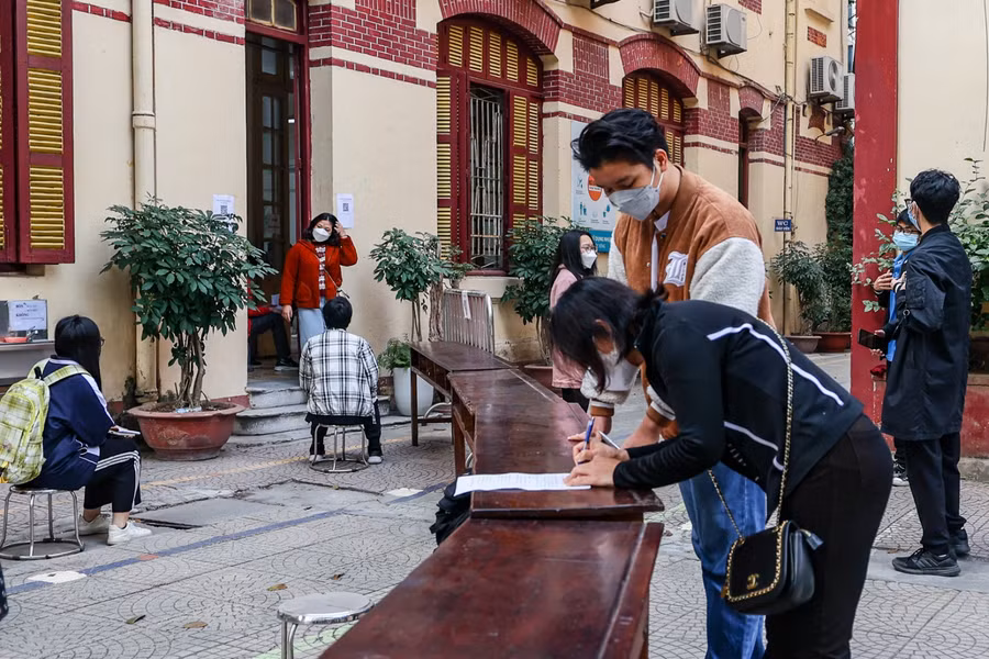 Hà Nội bắt đầu tiêm vắc xin phòng Covid-19 mũi 2 cho học sinh ảnh 4