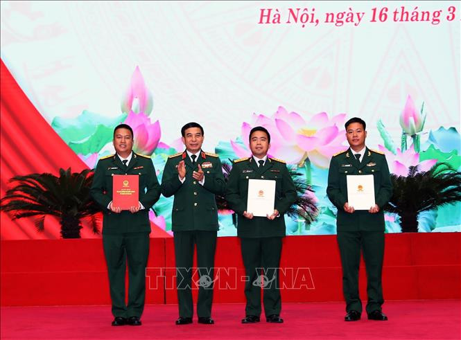 Đại tướng Phan Văn Giang, Bộ trưởng Bộ Quốc phòng trao Quyết định của Bộ trưởng Bộ Quốc phòng về thăng quân hàm cho các gương mặt trẻ tiêu biểu. Ảnh: Trọng Đức/TTXVN Đại tướng Phan Văn Giang, Bộ trưởng Bộ Quốc phòng trao Quyết định của Bộ trưởng Bộ Quốc phòng về thăng quân hàm cho các gương mặt trẻ tiêu biểu. Ảnh: Trọng Đức/TTXVN