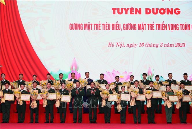Thượng tướng Vũ Hải Sản, Thứ trưởng Bộ Quốc phòng và Thượng tướng Phạm Hoài Nam, Thứ trưởng Bộ Quốc phòng trao Bằng khen của Tổng cục Chính trị cho các gương mặt trẻ triển vọng toàn quân. Ảnh: Trọng Đức/TTXVN Thượng tướng Vũ Hải Sản, Thứ trưởng Bộ Quốc phòng và Thượng tướng Phạm Hoài Nam, Thứ trưởng Bộ Quốc phòng trao Bằng khen của Tổng cục Chính trị cho các gương mặt trẻ triển vọng toàn quân. Ảnh: Trọng Đức/TTXVN