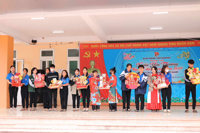 Chương trình Xuân Yêu thương hỗ trợ học sinh khó khăn.