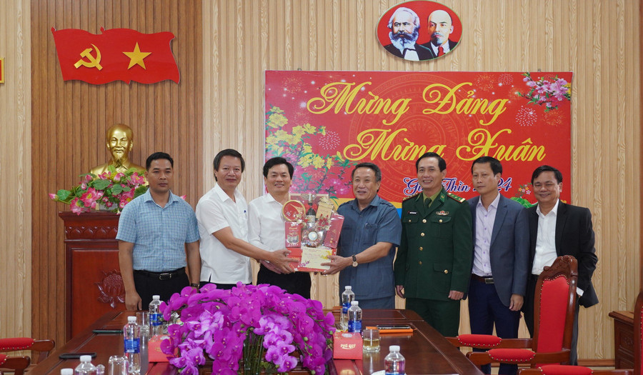 Trưởng Ban chỉ đạo công tác biên giới và đoàn công tác chúc tết chính quyền huyện miền núi Đakrông. Ảnh: Tiến Nhất Trưởng Ban chỉ đạo công tác biên giới và đoàn công tác chúc tết chính quyền huyện miền núi Đakrông. Ảnh: Tiến Nhất