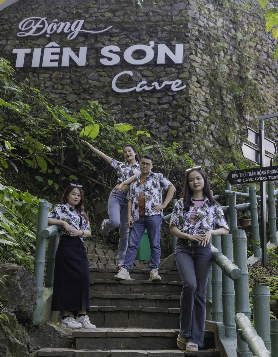 Đặc biệt, sau thời gian tạm dừng đón khách để sửa chữa, nâng cấp, động Tiên Sơn đã đón khách tới tham quan, khám phá với một diện mạo mới gồm các điểm dừng chân, checkin được thiết kế độc đáo, sáng tạo như “Cầu kính Tiên cảnh”, mái che sinh thái bằng cây hoa leo bản địa và đường hoa lên động, thay đổi hệ thống đèn led giảm nhiệt. Đặc biệt, sau thời gian tạm dừng đón khách để sửa chữa, nâng cấp, động Tiên Sơn đã đón khách tới tham quan, khám phá với một diện mạo mới gồm các điểm dừng chân, checkin được thiết kế độc đáo, sáng tạo như “Cầu kính Tiên cảnh”, mái che sinh thái bằng cây hoa leo bản địa và đường hoa lên động, thay đổi hệ thống đèn led giảm nhiệt.