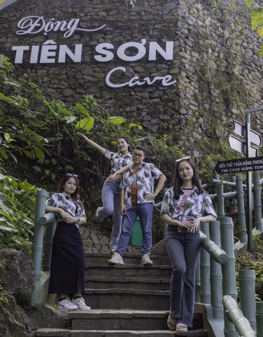 Đặc biệt, sau thời gian tạm dừng đón khách để sửa chữa, nâng cấp, động Tiên Sơn đã đón khách tới tham quan, khám phá với một diện mạo mới gồm các điểm dừng chân, checkin được thiết kế độc đáo, sáng tạo như “Cầu kính Tiên cảnh”, mái che sinh thái bằng cây hoa leo bản địa và đường hoa lên động, thay đổi hệ thống đèn led giảm nhiệt.