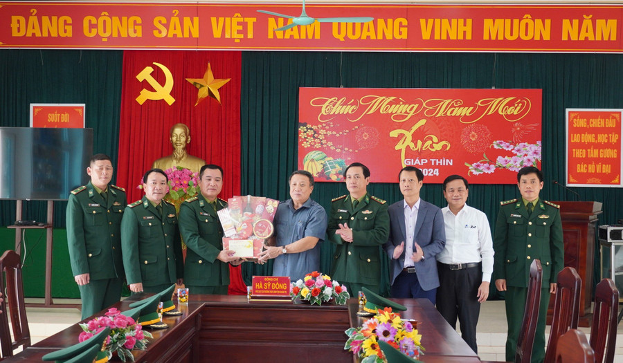 Phó Chủ tịch Thường trực UBND tỉnh Hà Sỹ Đồng tặng quà Tết tới các Đồn Biên phòng đóng quân nơi biên giới. Phó Chủ tịch Thường trực UBND tỉnh Hà Sỹ Đồng tặng quà Tết tới các Đồn Biên phòng đóng quân nơi biên giới.