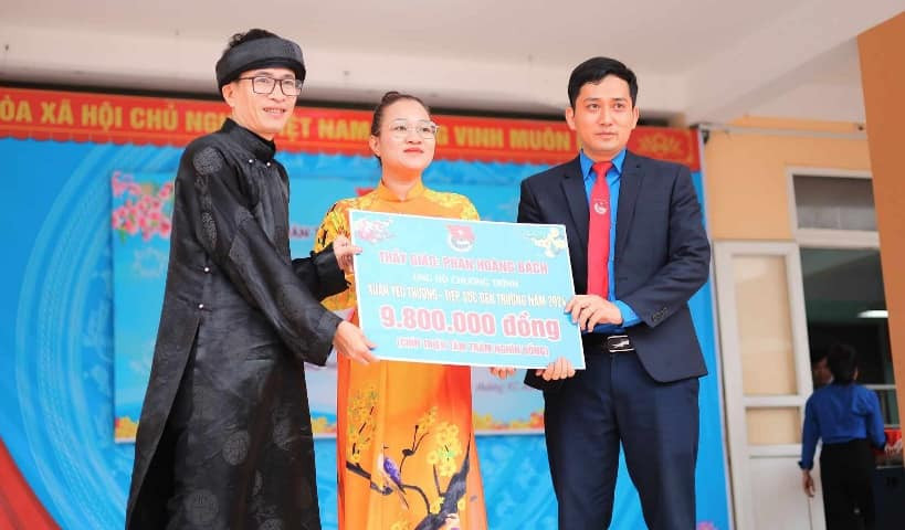 Thầy Bách ủng hộ toàn bộ số tiền thu được từ bán tranh để Đoàn trường hỗ trợ học sinh dịp Tết.