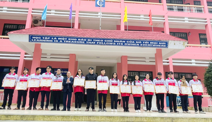 Thầy giáo Nguyễn Hoài Nam, Hiệu trưởng Trường THPT chuyên Lê Qúy Đôn khen thưởng các học sinh đạt thành tích. Thầy giáo Nguyễn Hoài Nam, Hiệu trưởng Trường THPT chuyên Lê Qúy Đôn khen thưởng các học sinh đạt thành tích.