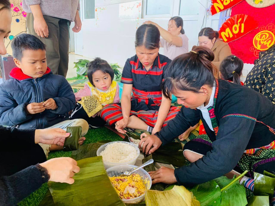 Các cháu lần đầu trải nghiệm gói bánh chưng.