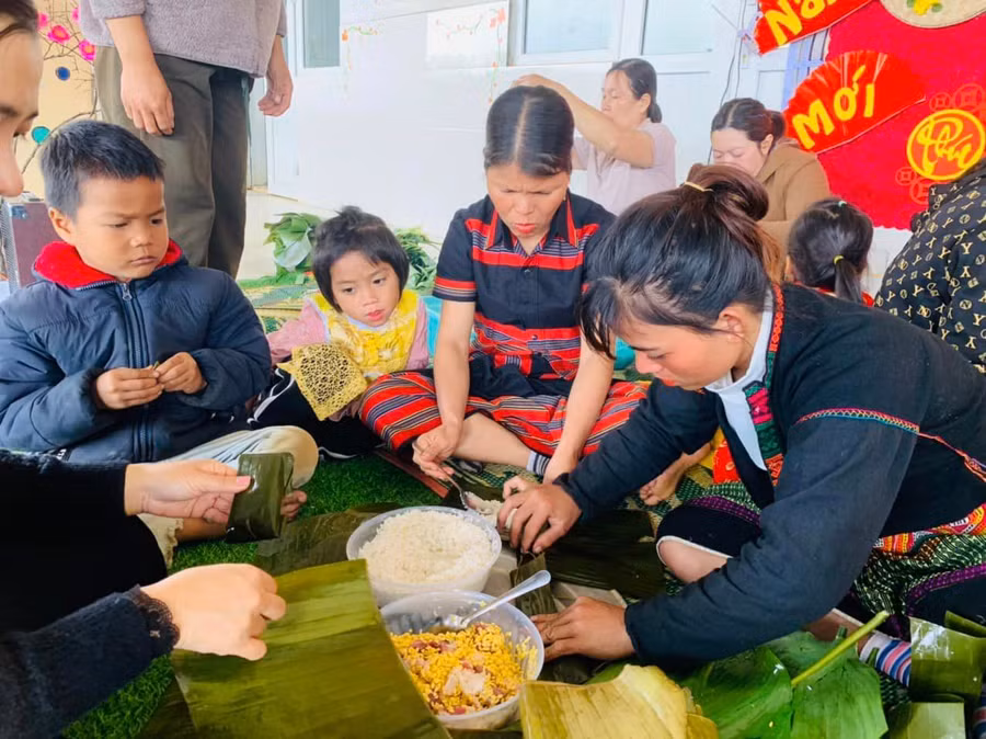 Các cháu lần đầu trải nghiệm gói bánh chưng.