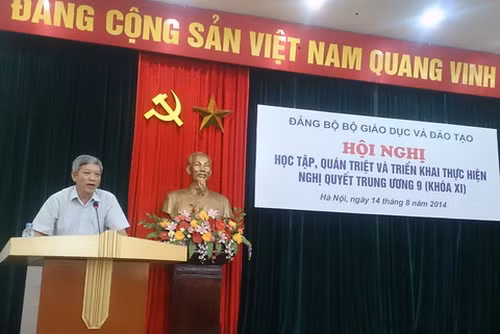 Phó Bí thư Thường trực Đảng ủy Bộ Văn hóa, Thể thao và Du lịch Lê Anh Thơ truyền đạt nội dung Nghị quyết số 33-NQ/TW ngày 09/06/2014 cho cán bộ đảng viên. Ảnh: Anh Đức