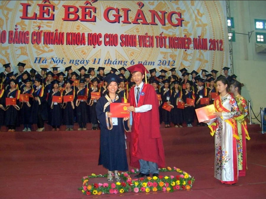 Cô Quyên nhận bằng tốt nghiệp năm 2012 từ GS.TS. Nguyễn Văn Minh – Hiệu trưởng Trường ĐH Sư phạm Hà Nội. Cô Quyên nhận bằng tốt nghiệp năm 2012 từ GS.TS. Nguyễn Văn Minh – Hiệu trưởng Trường ĐH Sư phạm Hà Nội.