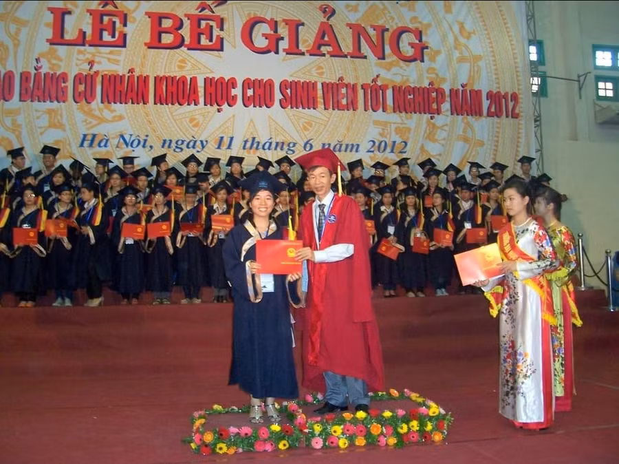 Cô Quyên nhận bằng tốt nghiệp năm 2012 từ GS.TS. Nguyễn Văn Minh – Hiệu trưởng Trường ĐH Sư phạm Hà Nội.