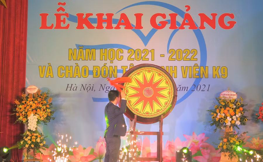 PGS.TS Trần Quang Tiến đánh trống khai giảng năm học mới