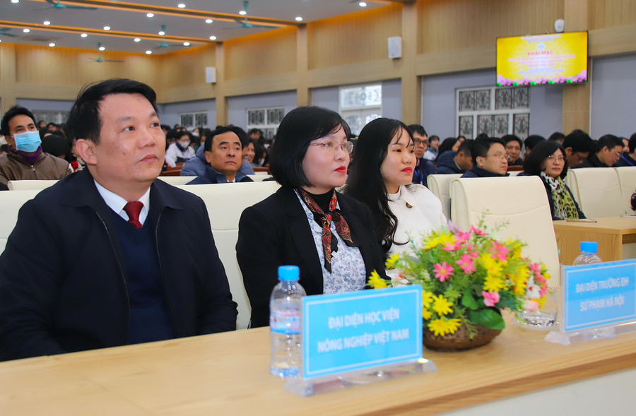 Các đại biểu và đông đảo giáo viên, học sinh tham sự kiện. Ảnh: Anh Đức. Các đại biểu và đông đảo giáo viên, học sinh tham sự kiện. Ảnh: Anh Đức.