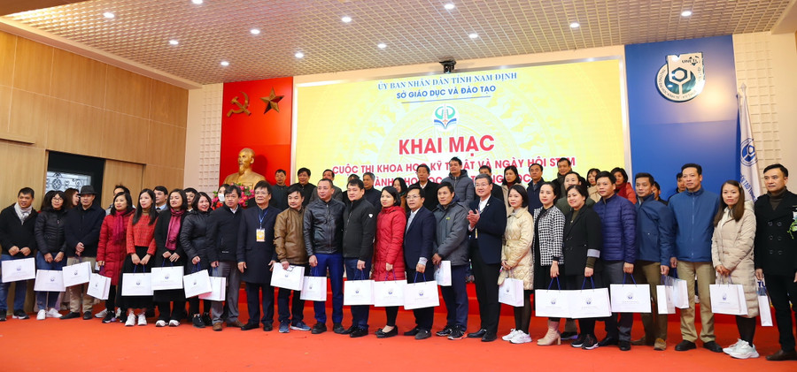 Lãnh đạo Sở GD&ĐT tỉnh Nam Định tặng quà kỷ niệm cho đại diện các trường tham dự chương trình. Lãnh đạo Sở GD&ĐT tỉnh Nam Định tặng quà kỷ niệm cho đại diện các trường tham dự chương trình.