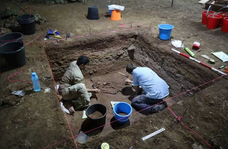 Các nhà khảo cổ làm việc trong hang Liang Tebo, nơi khai quật bộ xương 31.000 năm tuổi. Ảnh: Tim Maloney.