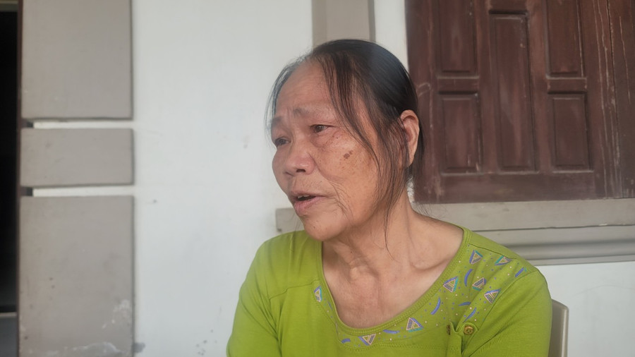 Bà nội nghẹn ngào khi nhắc đến hoàn cảnh gia đình các em. Bà nội nghẹn ngào khi nhắc đến hoàn cảnh gia đình các em.