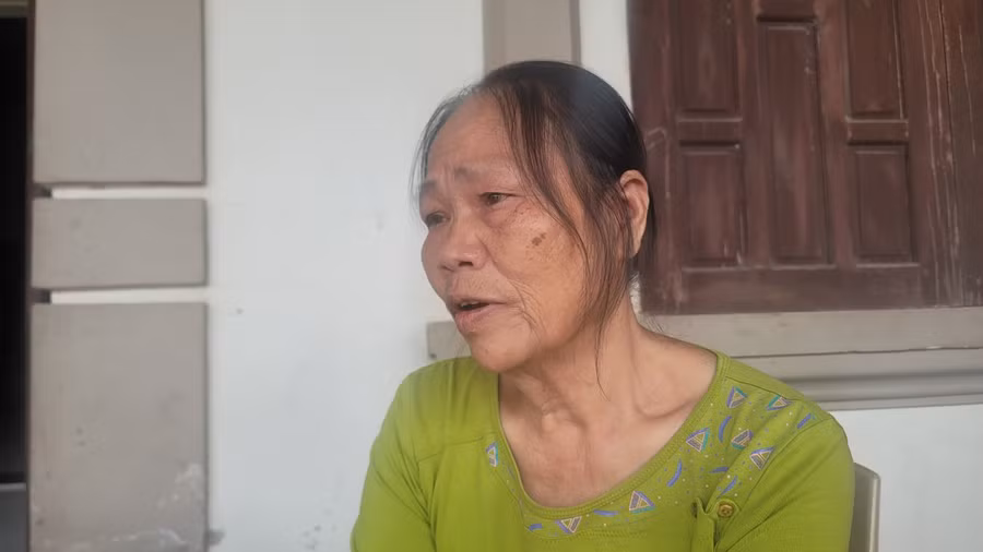 Bà nội nghẹn ngào khi nhắc đến hoàn cảnh gia đình các em.