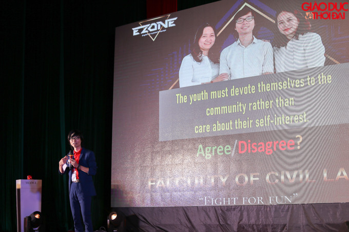 Vòng tiếp theo 2 team lọt vào chung kết sẽ có 1 cuộc thi phản biện bằng tiếng anh với thời gian chỉ 45s cho mỗi người.