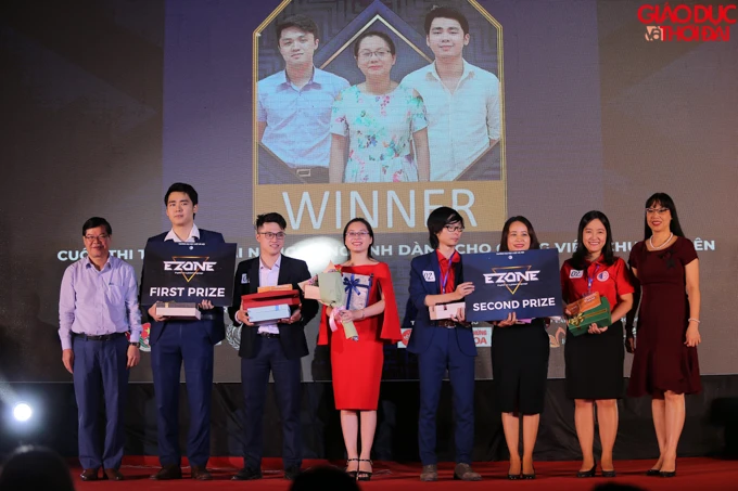 Team Pháp luật Kinh tế xuất sắc giành chiến thắng trong cuộc thi Ezone 2019.