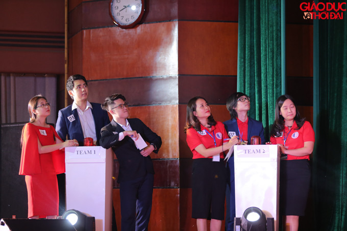 Cuộc thi diễn ra rất gay cấn bằng những màn đeo bám điểm của từng team.