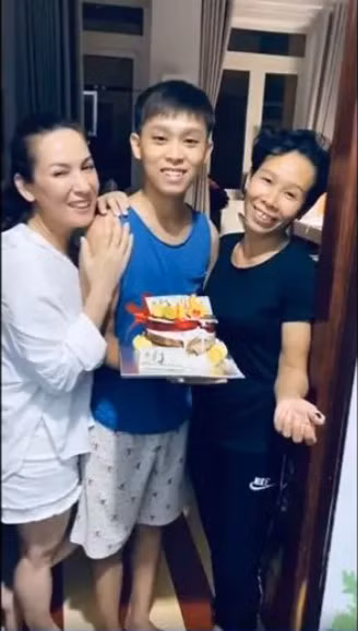 Hồ Văn Cường đón sinh nhật bên mẹ ruột và mẹ nuôi