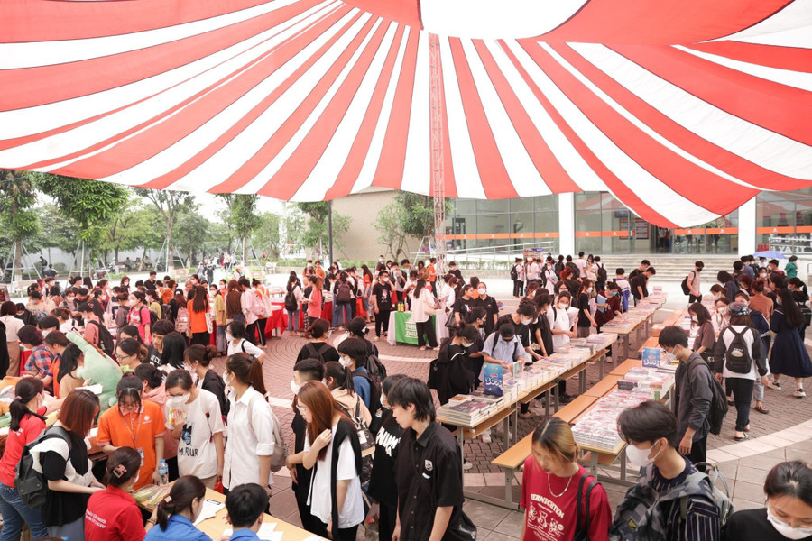 Hàng ngàn đầu sách với giá ưu đãi được dành cho sinh viên. Hàng ngàn đầu sách với giá ưu đãi được dành cho sinh viên.