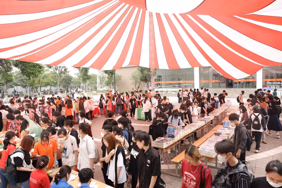 Hàng ngàn đầu sách với giá ưu đãi được dành cho sinh viên.