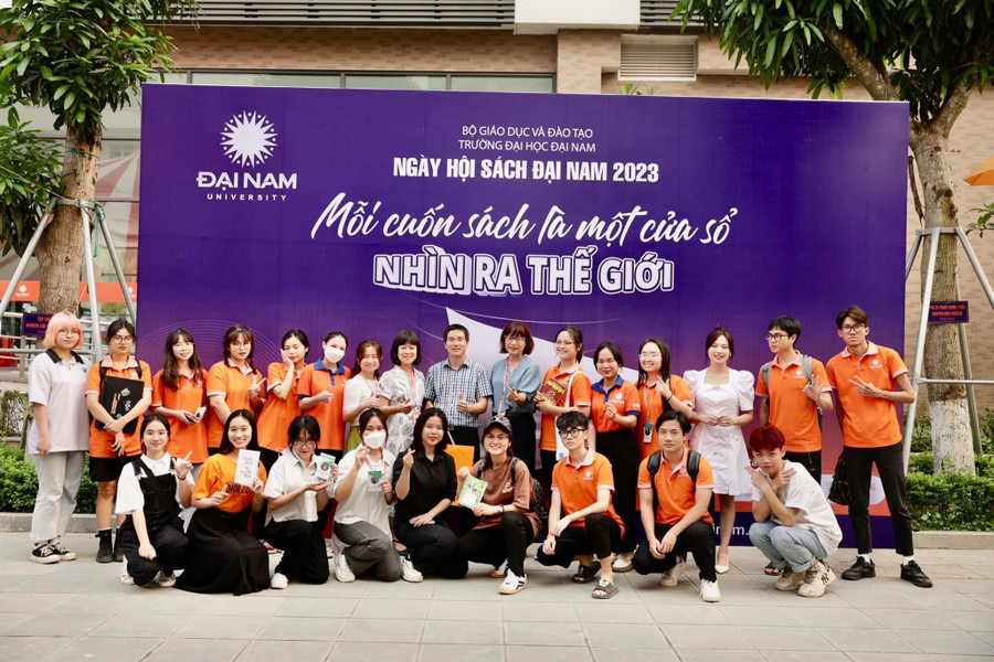 Diễn giả Nguyễn Quốc Vương đã chia sẻ kiến thức giúp sinh viên có phương pháp đọc, ghi nhớ, chọn lọc thông tin; cách lựa chọn sách sao cho hiệu quả, phù hợp với sở thích, công việc. Diễn giả Nguyễn Quốc Vương đã chia sẻ kiến thức giúp sinh viên có phương pháp đọc, ghi nhớ, chọn lọc thông tin; cách lựa chọn sách sao cho hiệu quả, phù hợp với sở thích, công việc.