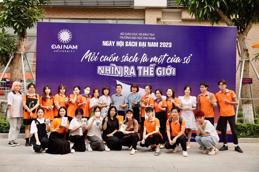 Diễn giả Nguyễn Quốc Vương đã chia sẻ kiến thức giúp sinh viên có phương pháp đọc, ghi nhớ, chọn lọc thông tin; cách lựa chọn sách sao cho hiệu quả, phù hợp với sở thích, công việc.