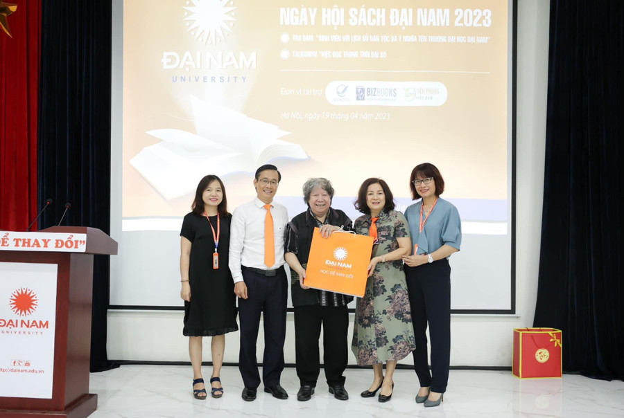 Nhà sử học Lê Văn Lan truyền cảm hứng về tình yêu dân tộc với thầy và trò trường Đại học Đại Nam. Nhà sử học Lê Văn Lan truyền cảm hứng về tình yêu dân tộc với thầy và trò trường Đại học Đại Nam.