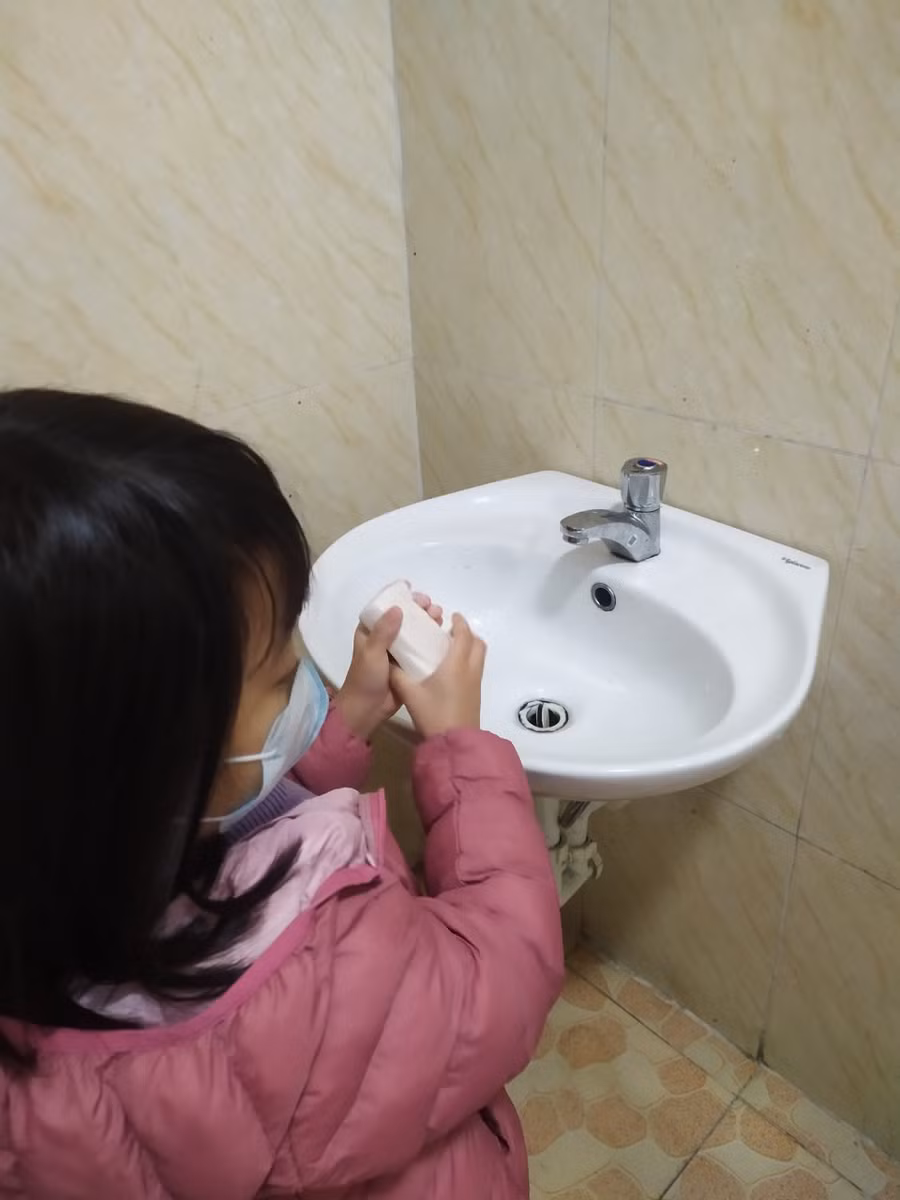 Trước khi vào lớp, học sinh được yêu cầu rửa tay bằng xà phòng.