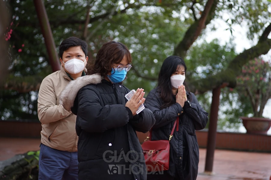 Không còn cảnh vái vọng ngoài cổng, Phủ Tây Hồ mở cửa trở lại đón khách thập phương, nhưng hôm nay lại vắng vẻ.