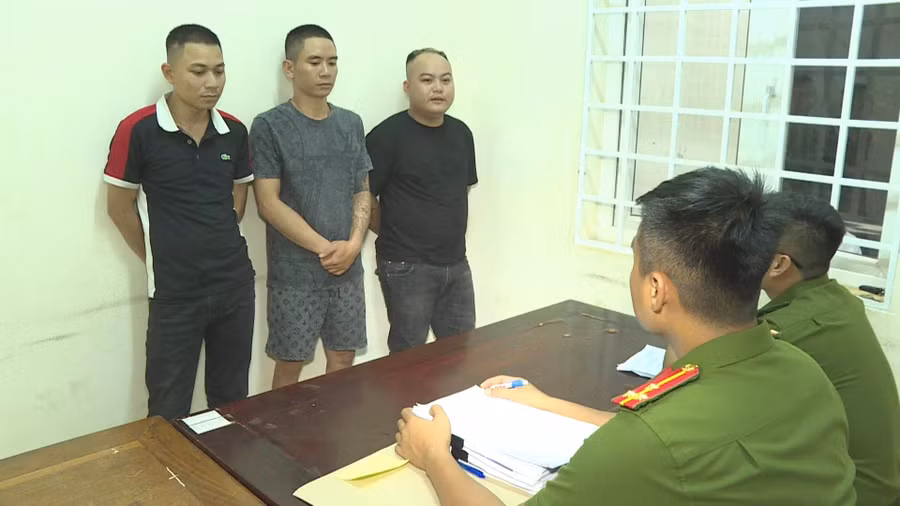 Các đối tượng tại cơ quan Công an (ảnh: SĐ).