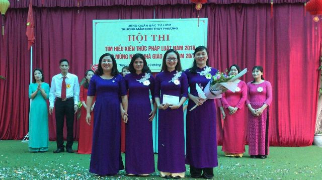 Cô Trần Thị Kim Thu (ngoài cùng bên phải) trao giải cho các giáo viên tại Hội thi “Tìm hiểu kiến thức pháp luật năm 2018” Cô Trần Thị Kim Thu (ngoài cùng bên phải) trao giải cho các giáo viên tại Hội thi “Tìm hiểu kiến thức pháp luật năm 2018”