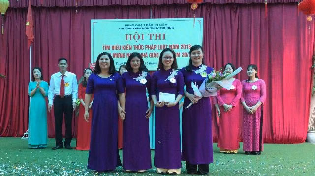 Cô Trần Thị Kim Thu (ngoài cùng bên phải) trao giải cho các giáo viên tại Hội thi “Tìm hiểu kiến thức pháp luật năm 2018”