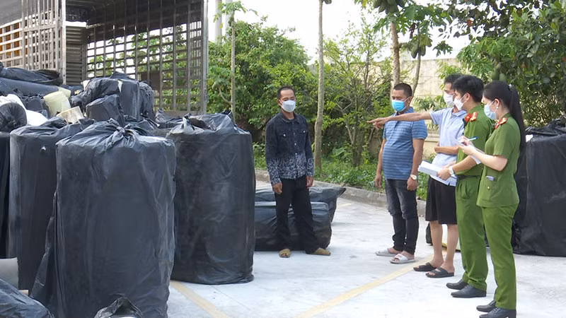 Các đối tượng cùng tang vật của vụ án.