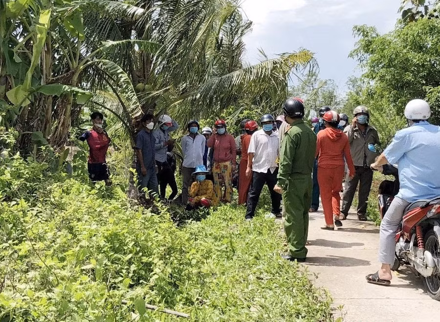 Nhiều người dân có mặt tại hiện trường vụ việc.