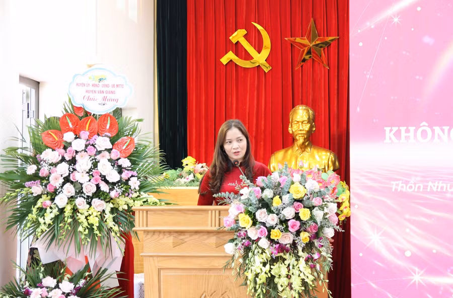 Bà Nguyễn Kim Thoa, CEO Tân Việt Books chia sẻ tại buổi lễ.